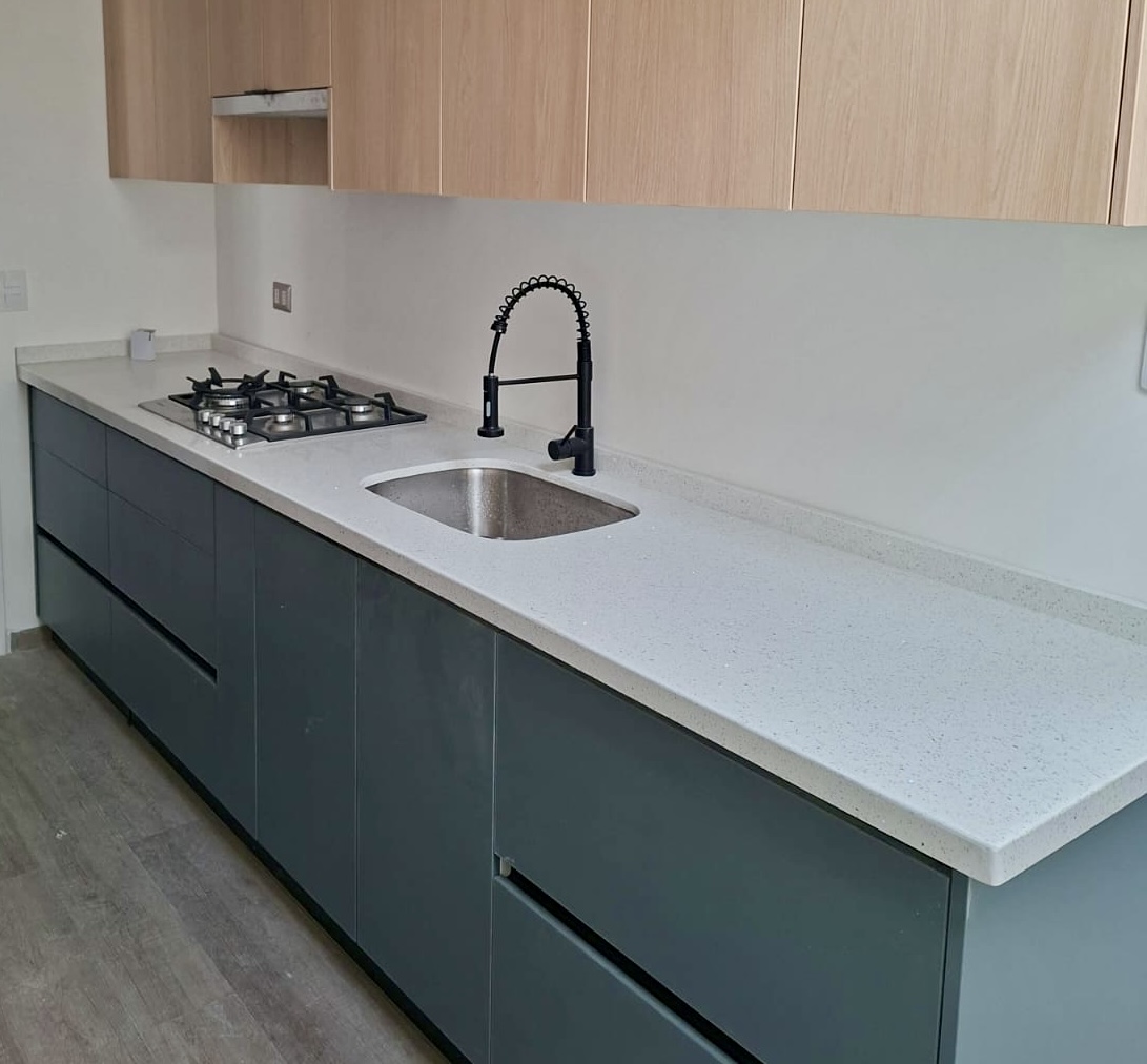 Cocina Lineal Cuarzo Blanco Estelar