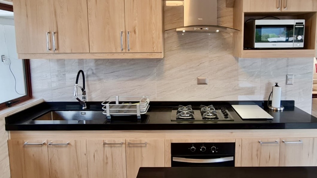Cocina Frontal en Cuarzo Negro